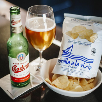 persona aportandole aroma a un Gin&tonic haciendo un twist